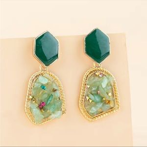 NWT Green and gold plated avant-garde stone confetti drop earrings new with tags